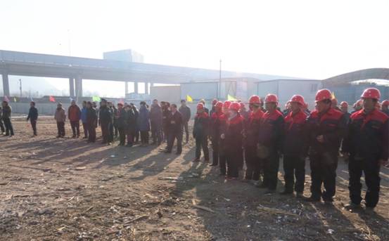 揚(yáng)鞭策馬喜圓發(fā)展夢(mèng)，萬眾一心共筑新長(zhǎng)城